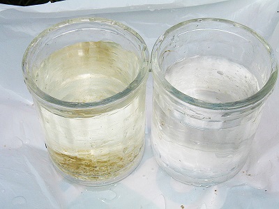 Чистая и грязная вода в стаканах
